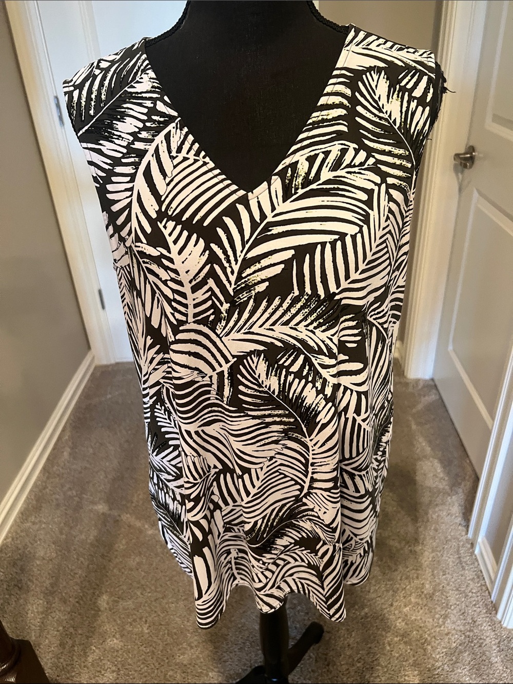 Kasper Black & White Palm-Print V-Neck Sleeveless Tank Size Medium